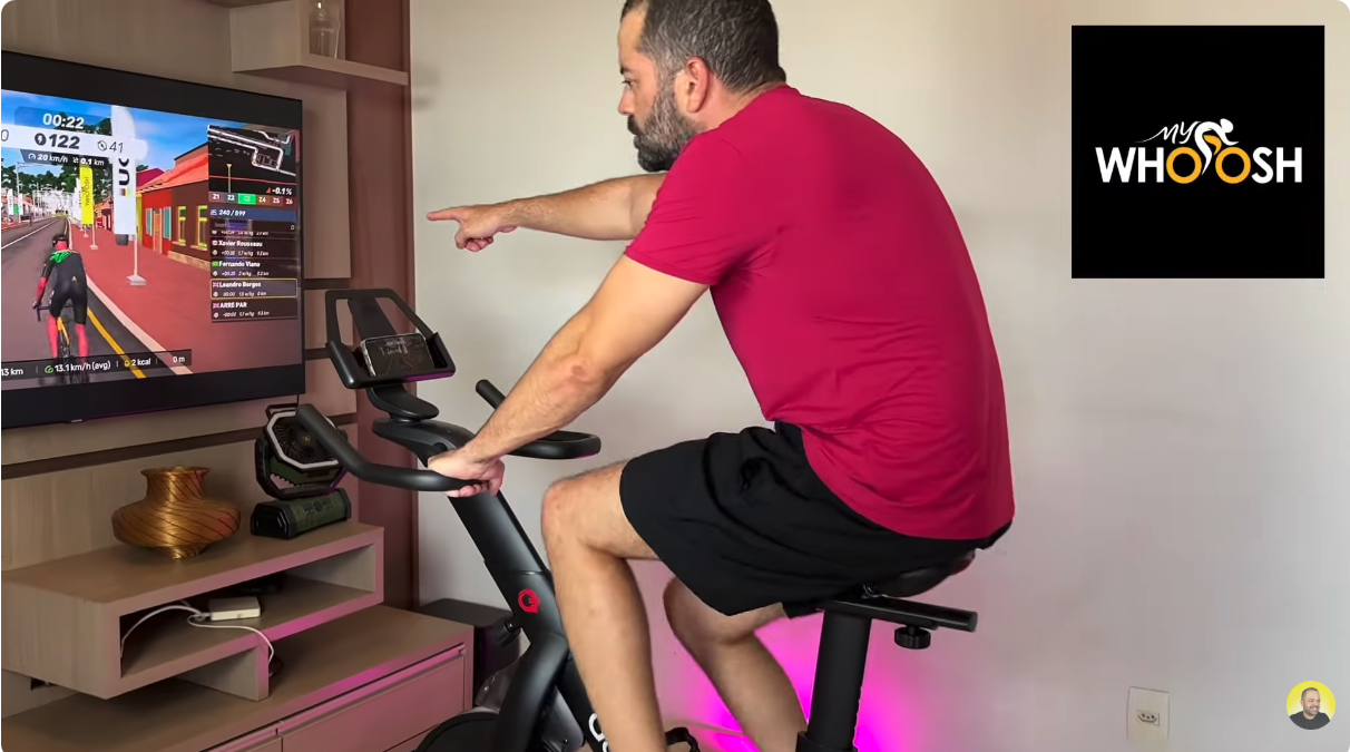 Leandro testando a Gallant Connect Max com aplicativo de ciclismo na TV