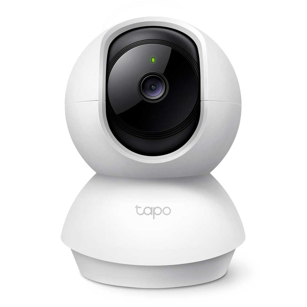 Câmera TP-Link Tapo C200 branca com base giratória, exibida em uma mesa dentro de uma sala.