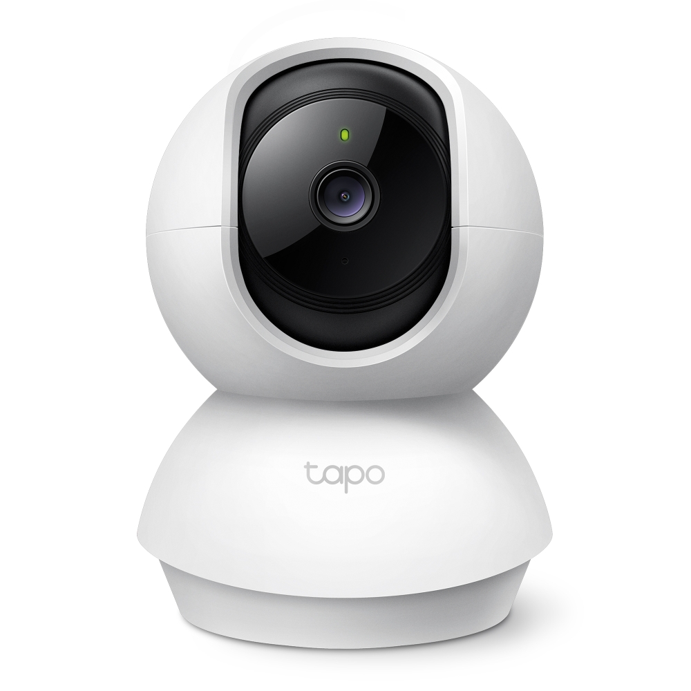 Câmera TP-Link Tapo C210 branca com base giratória, mostrada em um ambiente residencial interno.