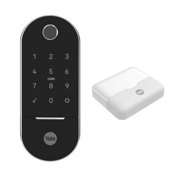 Fechadura digital Yale Lia preta com biometria instalada em uma porta residencial, acompanhada visualmente por um hub de conectividade.