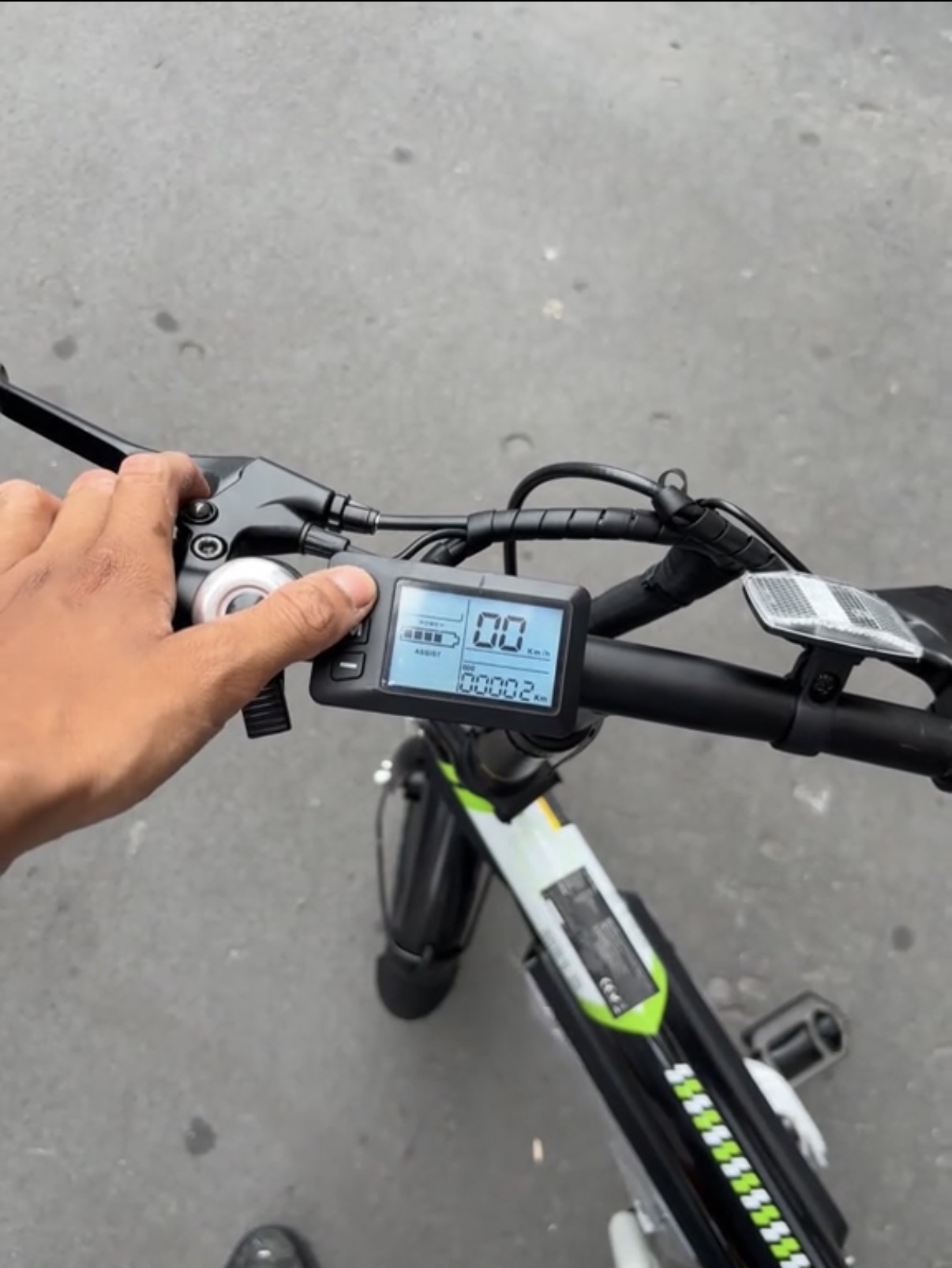 Painel LCD da bicicleta elétrica XROYMEXROY EB1S em uso