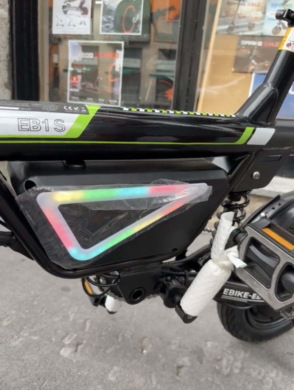 Detalhe da bateria e do quadro da bicicleta elétrica XROYMEXROY EB1S